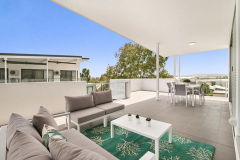 Spacious Apartment With Generous Entertaining - New South Wales Tourism  1