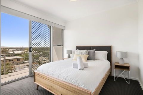 Spacious Apartment With Generous Entertaining - New South Wales Tourism  2