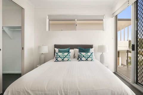 Spacious Apartment With Generous Entertaining - New South Wales Tourism  3