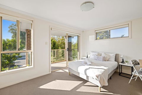 Spacious Double Ensuite Room In Revesby - Seconds To Shops - New South Wales Tourism  0