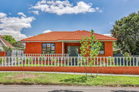 StayAU Spacious 4BR Family Home In Surrey Hills - New South Wales Tourism  2