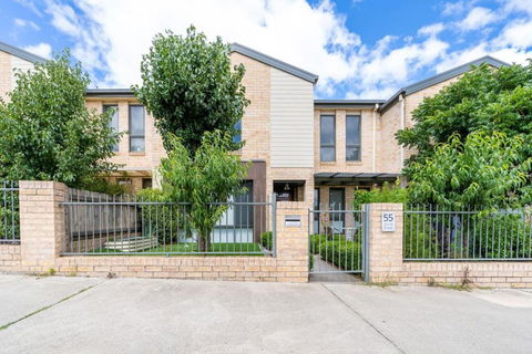 Superb 3BR Townhouse Near Town Centre - New South Wales Tourism  0