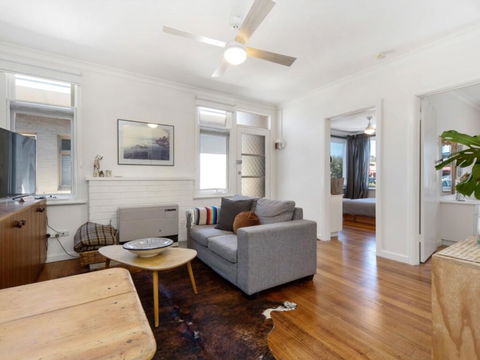 Beachside Apartment - New South Wales Tourism  1