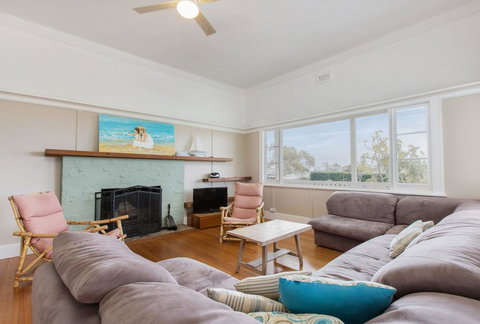 BEACHSIDE GETAWAY - DROMANA - New South Wales Tourism  1