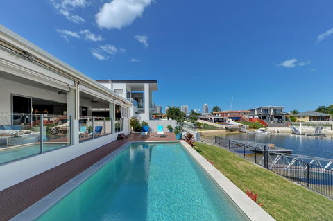 Belle Of Broadbeach - New South Wales Tourism  0