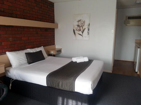 Big Valley Lakeside Paradise Motor Inn - New South Wales Tourism  1