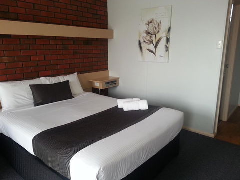 Big Valley Lakeside Paradise Motor Inn - New South Wales Tourism  3