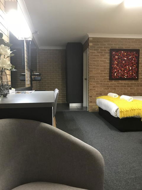 Blue Violet Motor Inn - New South Wales Tourism  1