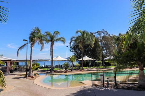 Bluewater Executive Villa In Raffertys Resort - New South Wales Tourism  0