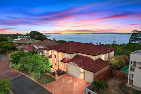 Waterfront Entire Luxury House With Bay View And Pool - New South Wales Tourism  0
