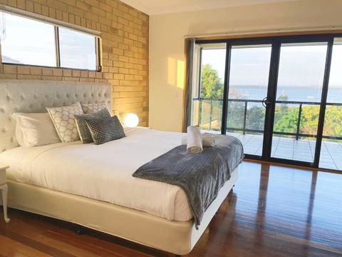 Waterfront Entire Luxury House With Bay View And Pool - New South Wales Tourism  1