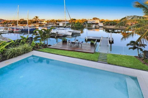 WATERFRONT HOME BORDERING MOOLOOLABA - New South Wales Tourism  1