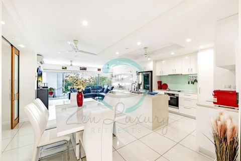 ZEN Tree Blossom: 3-BR Luxury Apt Near Waterfront - New South Wales Tourism  0